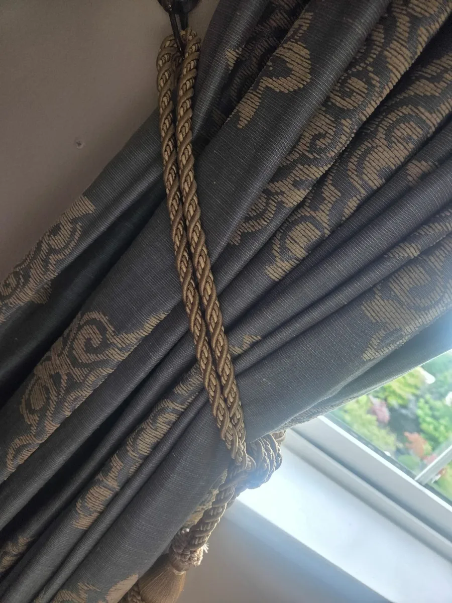 Curtains - Image 3