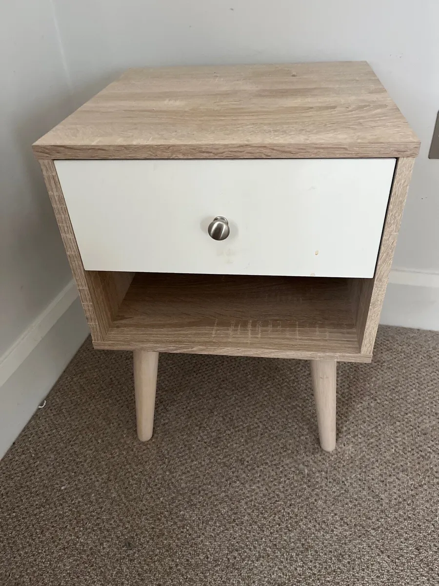 Pair of modern bedside lockers - Image 1