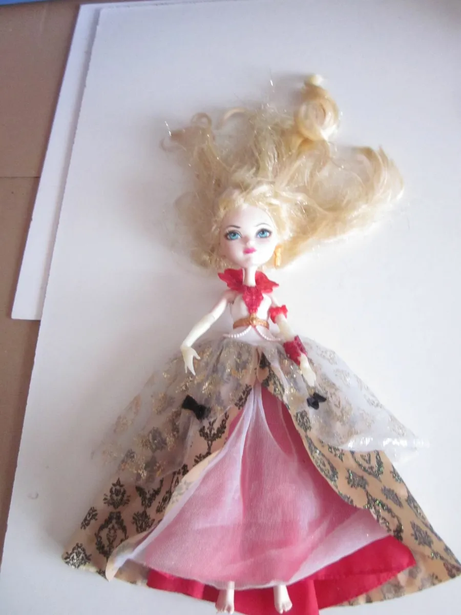 Barbie EverAfter High AppleWhite Thronecoming Doll - Image 1