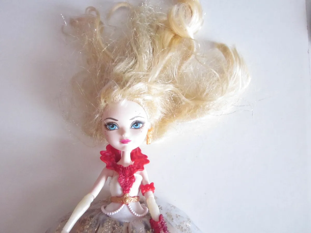 Barbie EverAfter High AppleWhite Thronecoming Doll - Image 3