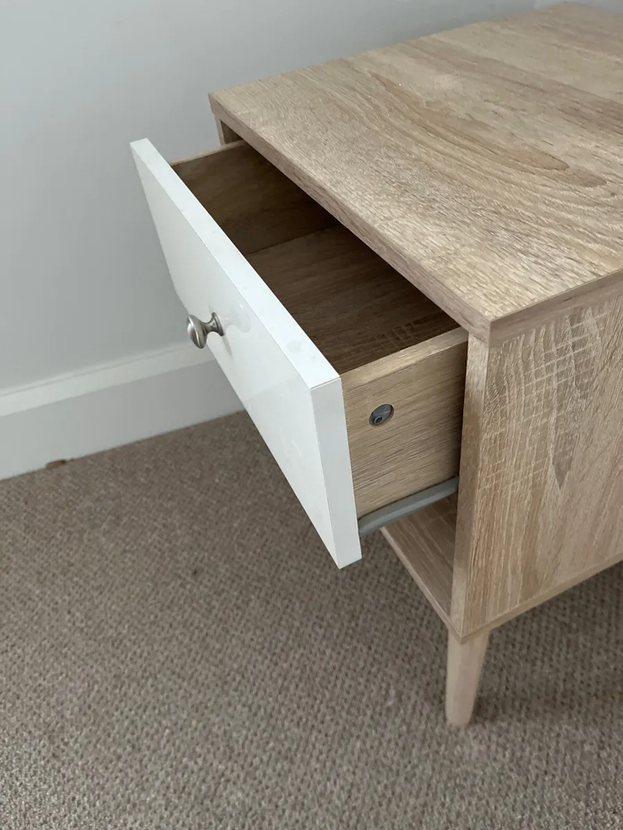 Pair of modern bedside lockers - Image 4