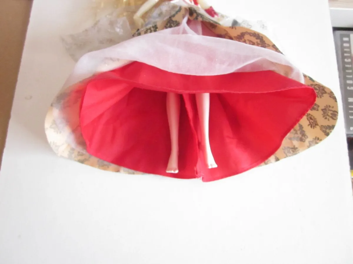 Barbie EverAfter High AppleWhite Thronecoming Doll - Image 4