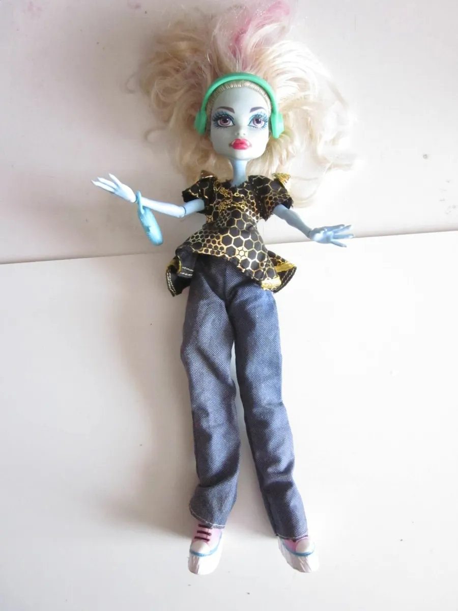 Monster High  Dolls: Abbey Bominable & Draculaura - Image 3