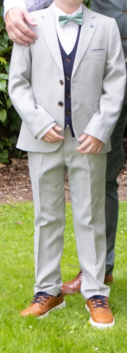 Boys suit - Image 1
