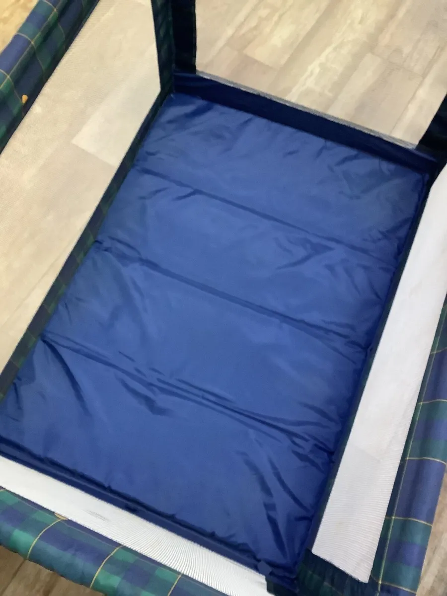 Travel cot - Image 1