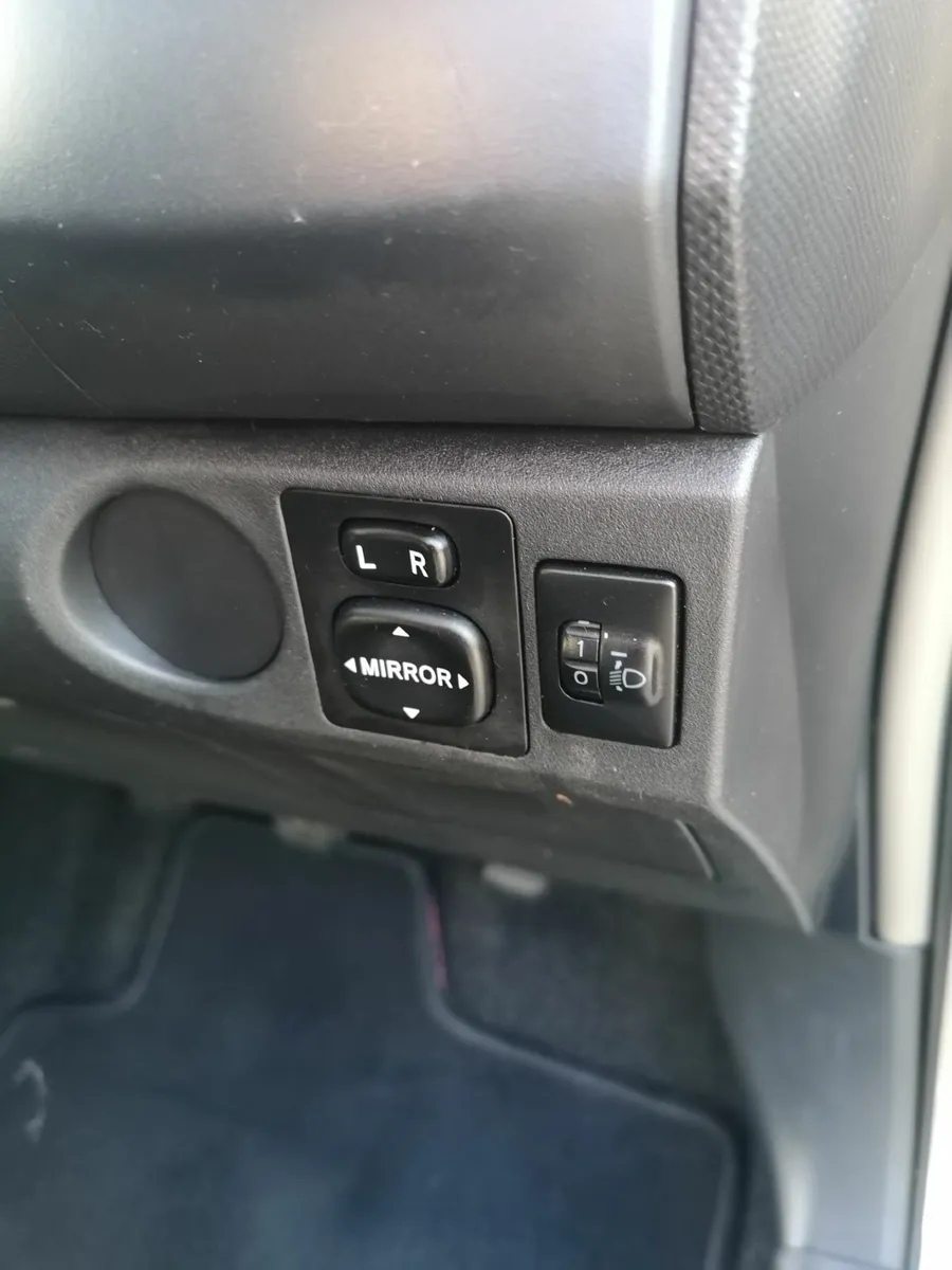 Toyota Yaris 2010 - Image 3