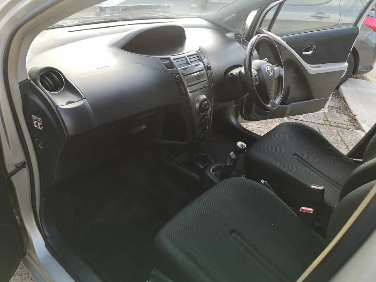 Toyota Yaris 2010 - Image 4