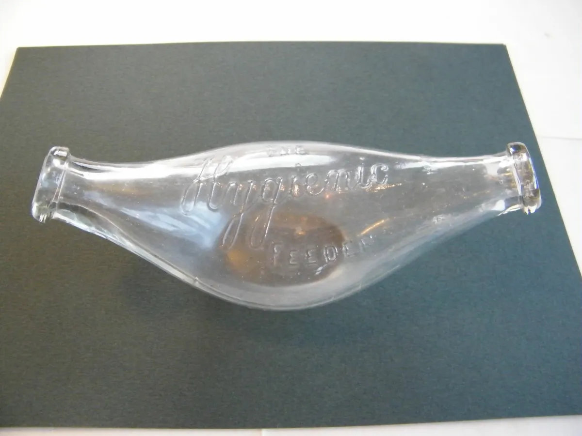 Baby’s glass double ended feeding bottle. - Image 1