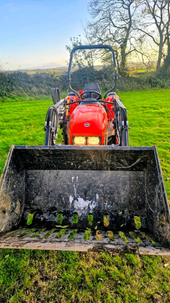 Kioti CK35 loader - Image 3