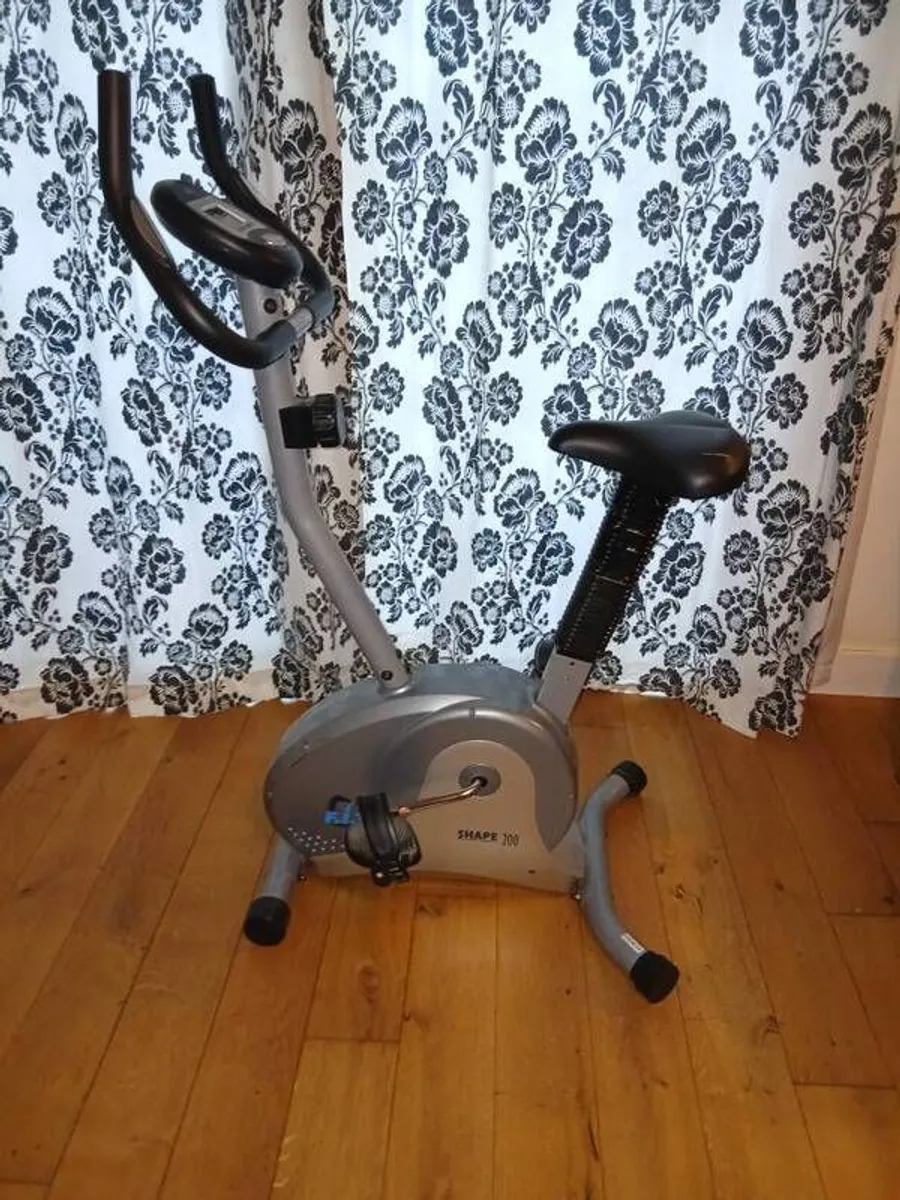 Table & 4 chairs, 2 arm chairs, 2 chest of drawers, single bed - Image 2