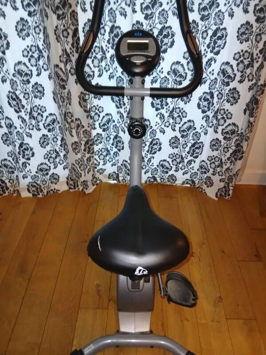 Table & 4 chairs, 2 arm chairs, 2 chest of drawers, single bed - Image 3