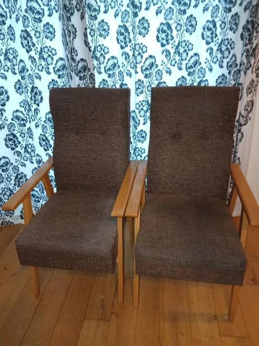 Table & 4 chairs, 2 arm chairs, 2 chest of drawers, single bed - Image 4