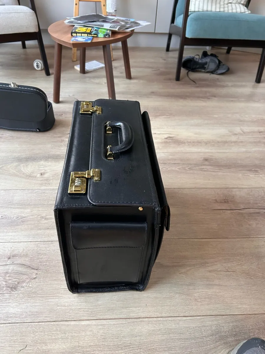 Top loading leather briefcase - Image 1