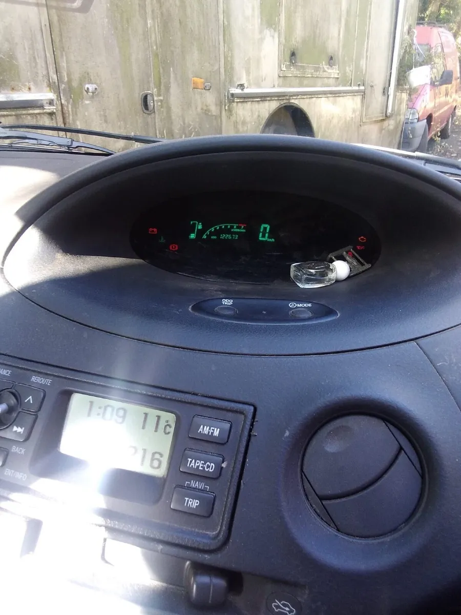 Toyota Yaris 2005 - Image 3