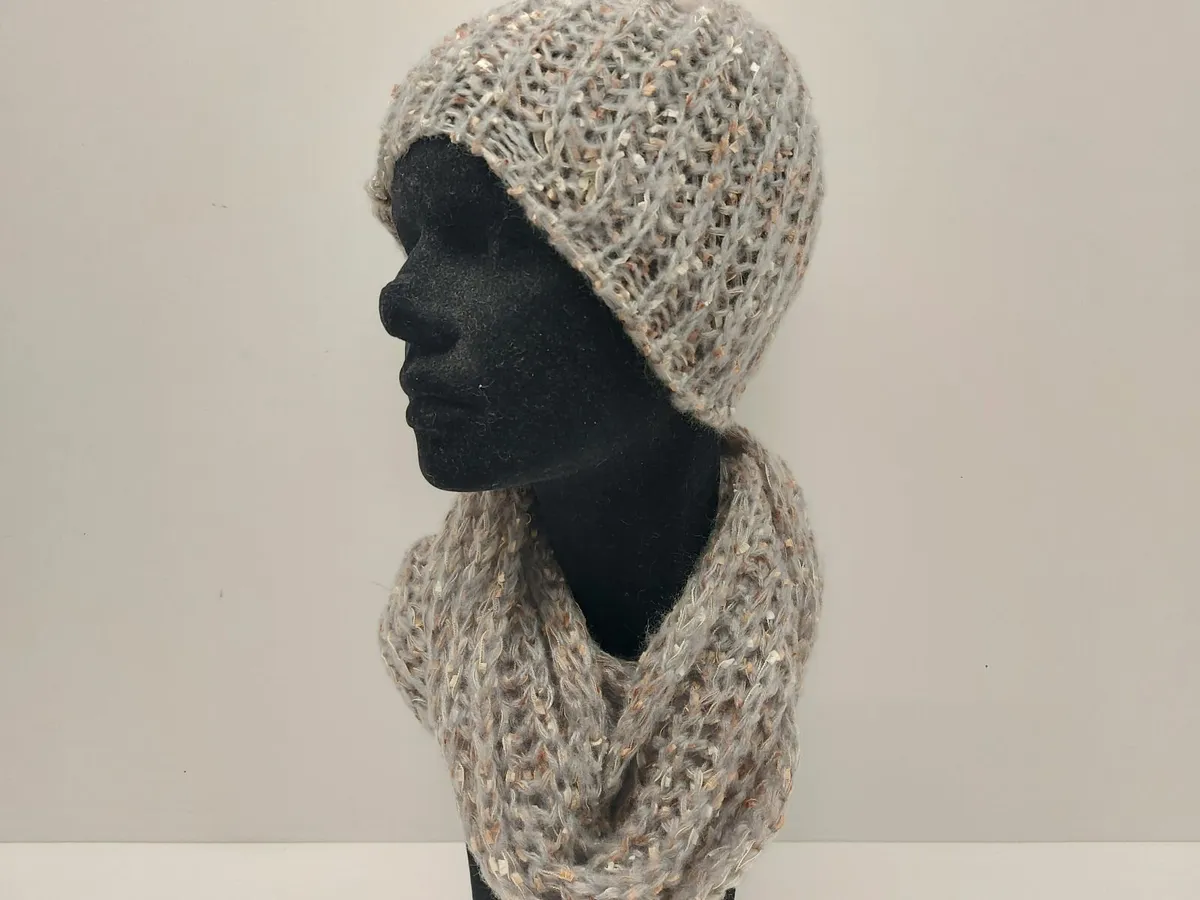 Online Auction Of A Pallet Of Scarves & Pashminas - Image 1