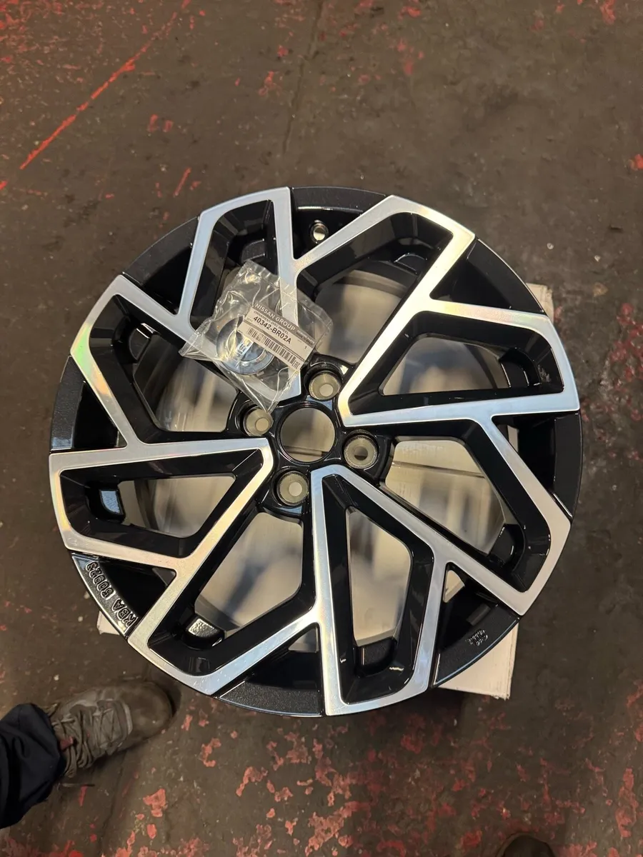 Nissan Genuine 4x 17’alloys - Image 2