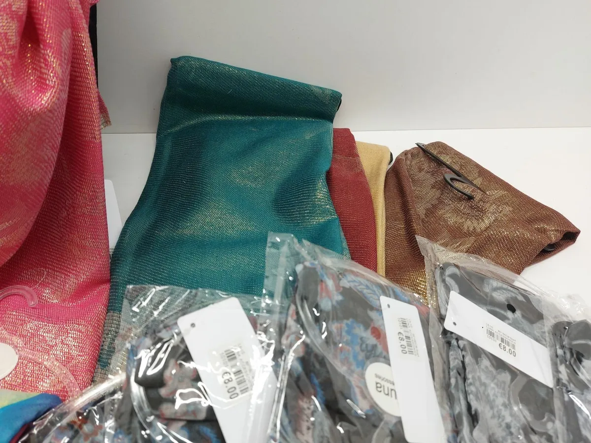 Online Auction Of A Pallet Of Scarves & Pashminas - Image 2