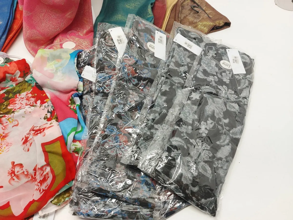 Online Auction Of A Pallet Of Scarves & Pashminas - Image 4