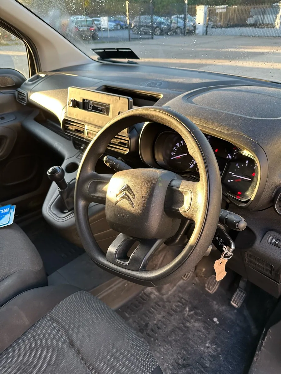 2021 Berlingo Van  vat included in price( No Damag - Image 3