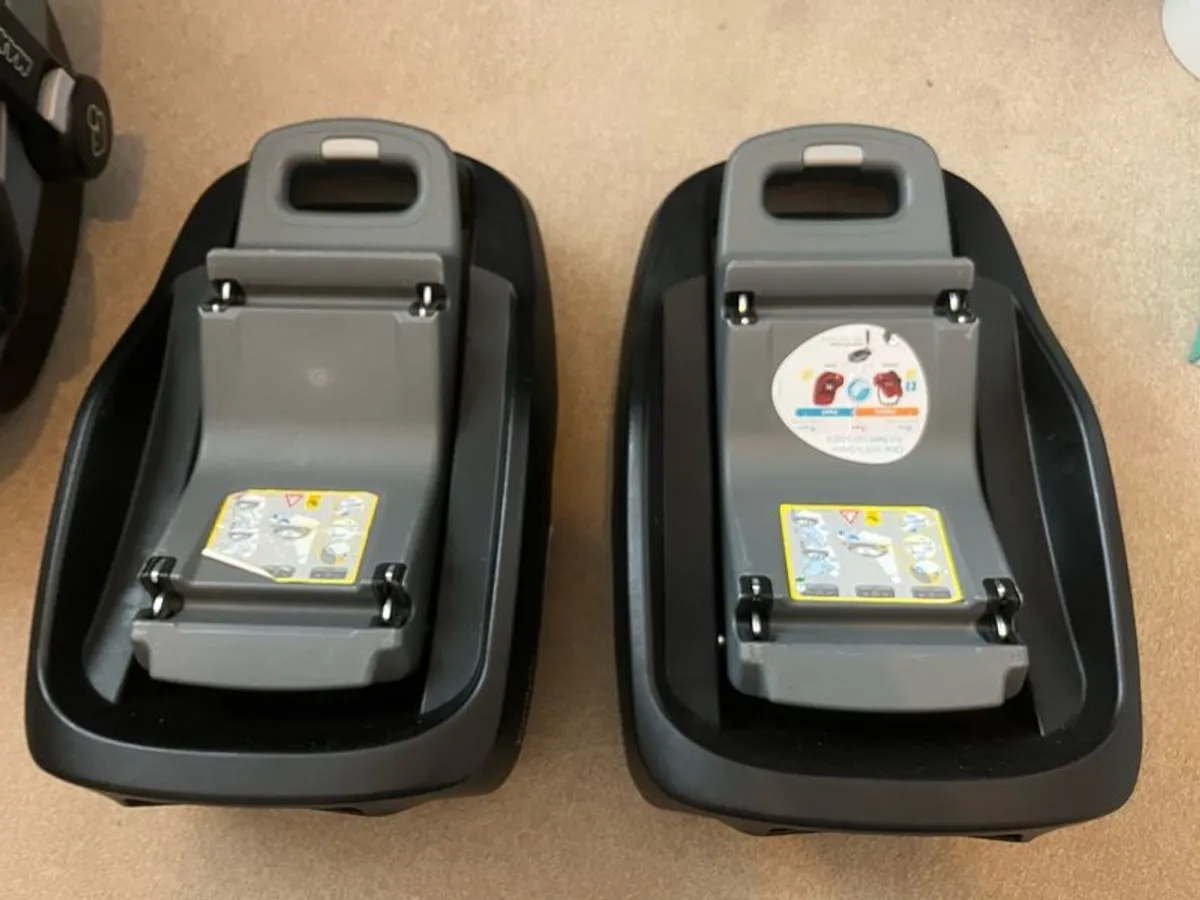 Maxi Cosi Pebble car seat and 2 x ISOfix bases - Image 1