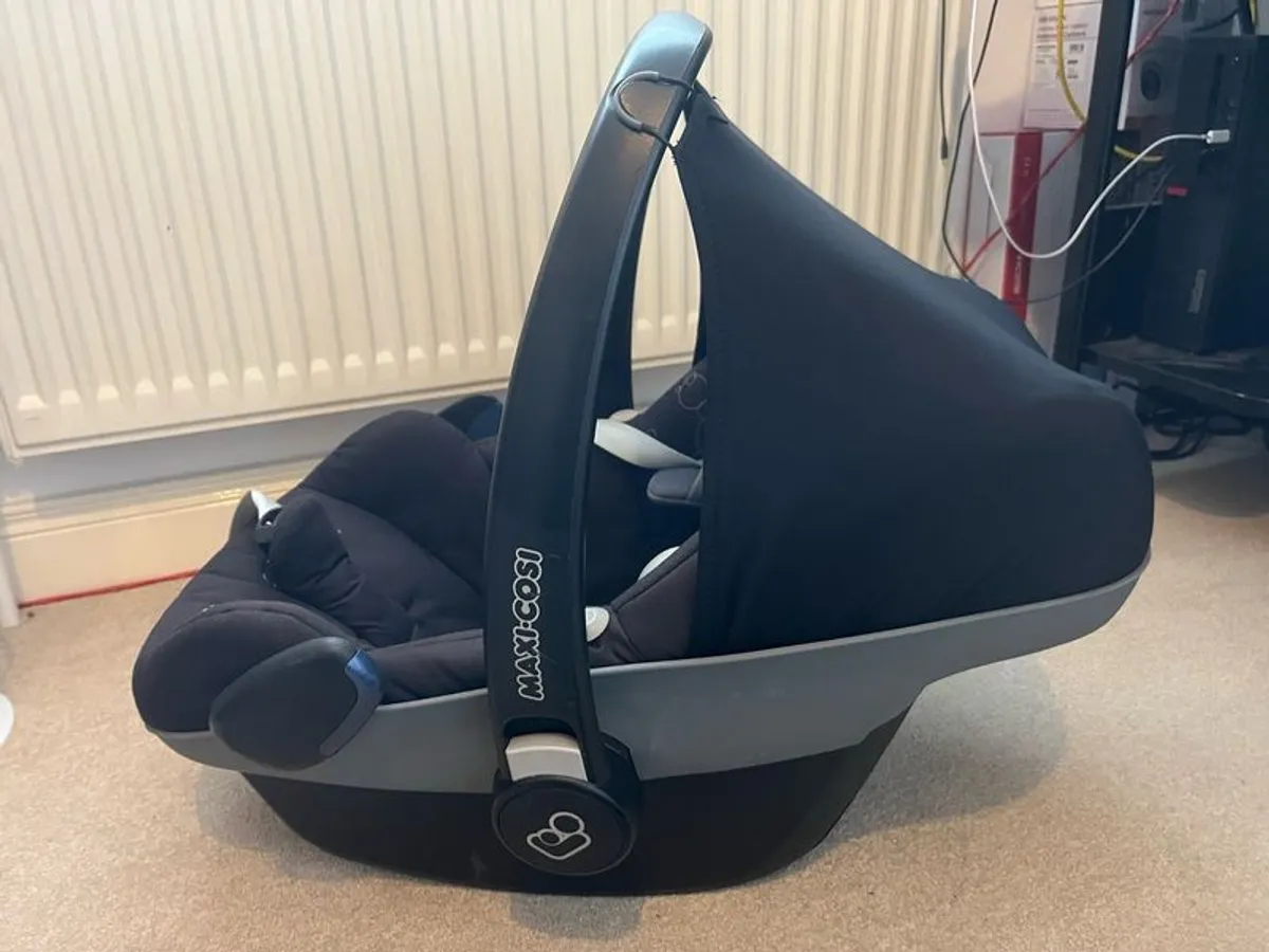 Maxi Cosi Pebble car seat and 2 x ISOfix bases - Image 3