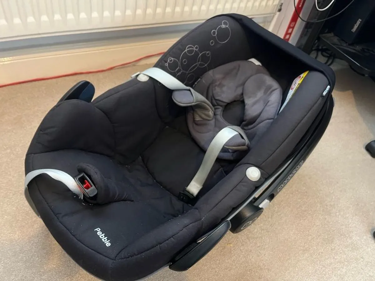 Maxi Cosi Pebble car seat and 2 x ISOfix bases - Image 4
