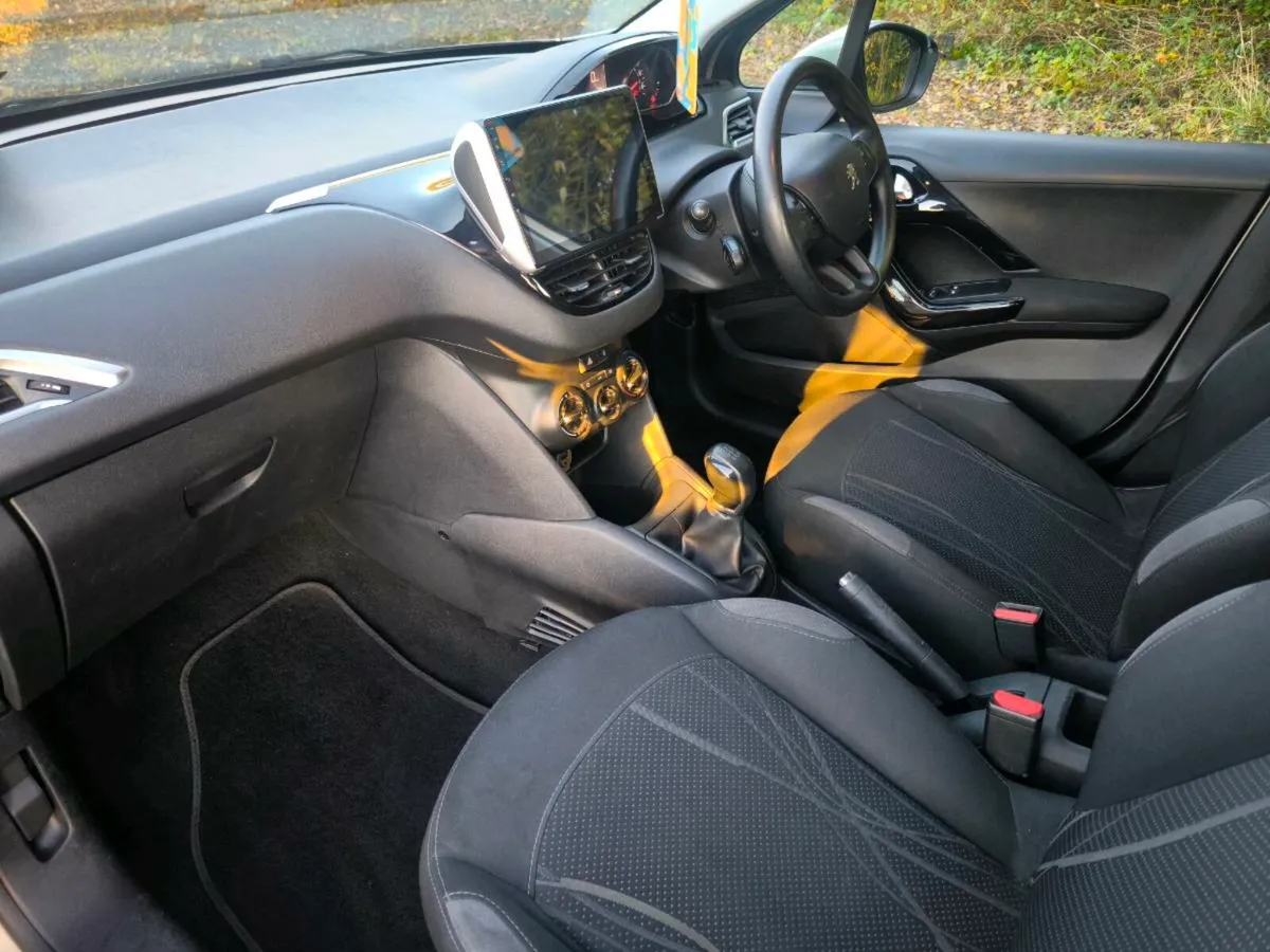 Peugeot 208 - Image 2