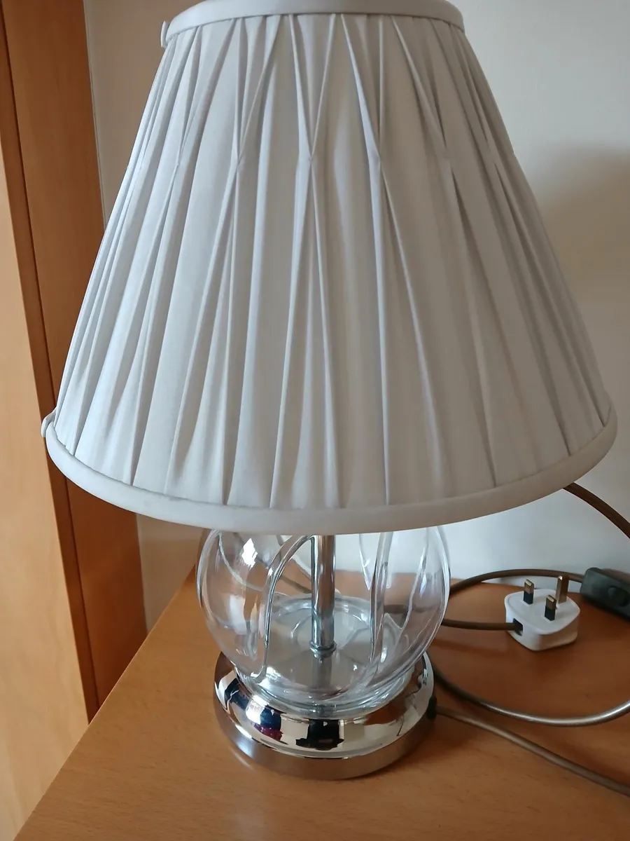 Table lamp - glass base & beige pleated lampshade - Image 4
