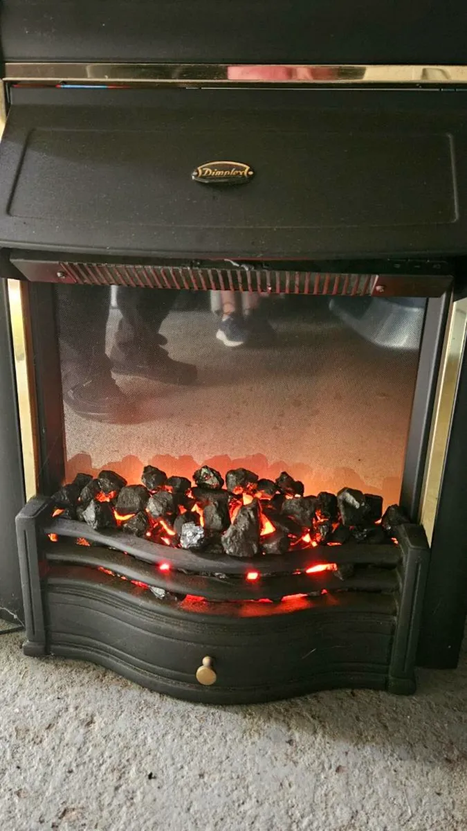 Flame effect electric fireplace - Image 1