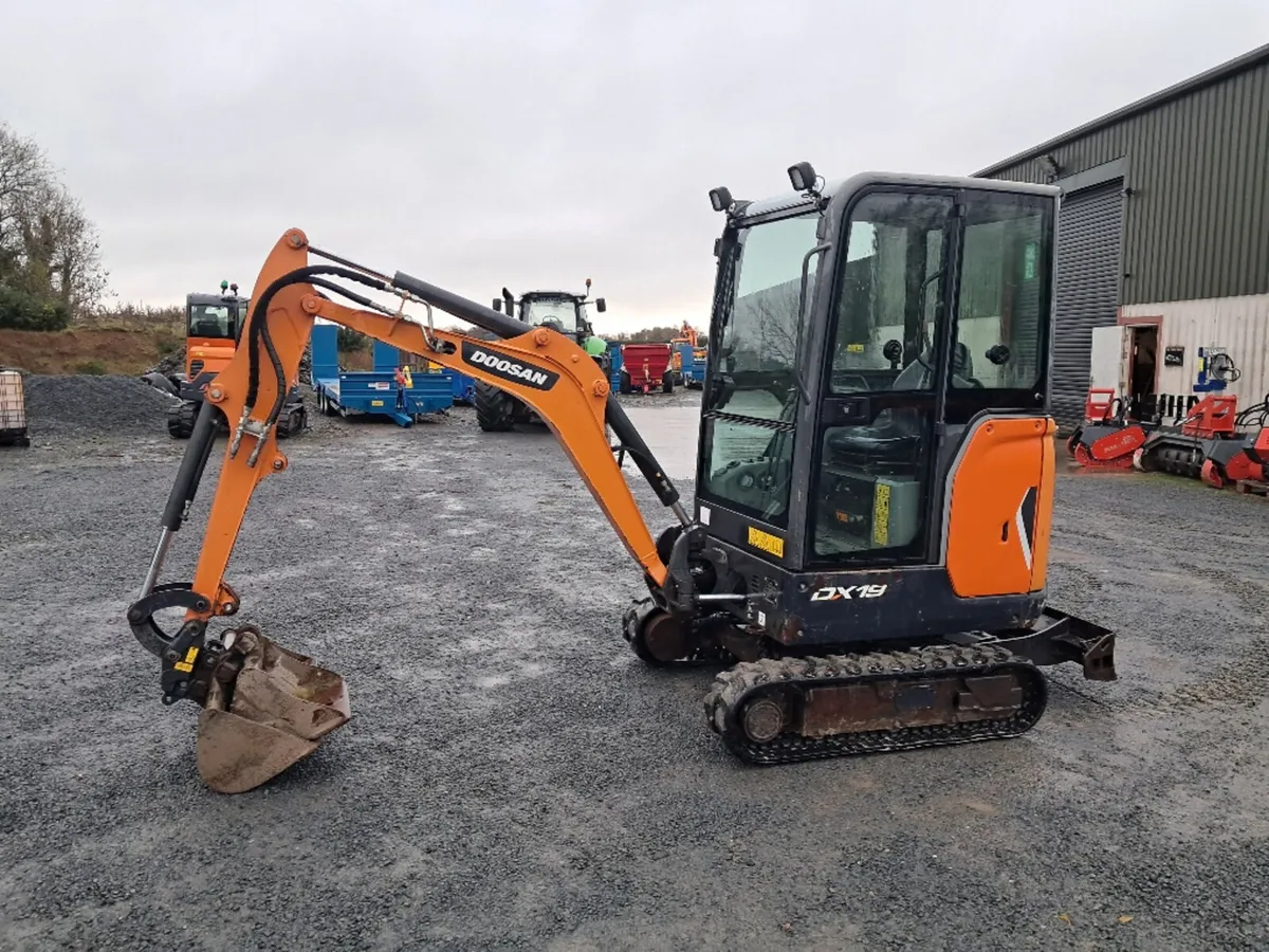 2019 Doosan DX19 mini digger - Image 1