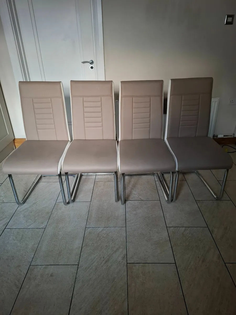Table 4 chairs - Image 4