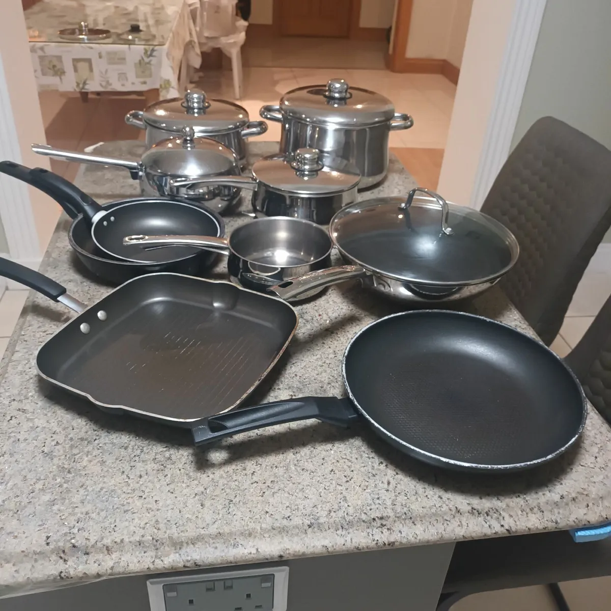 Saucepans and pans - Image 1