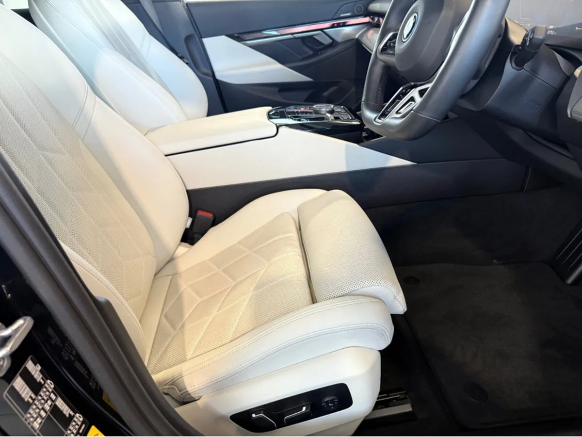 BMW i5 EDRIVE40 M SPORT - Image 2