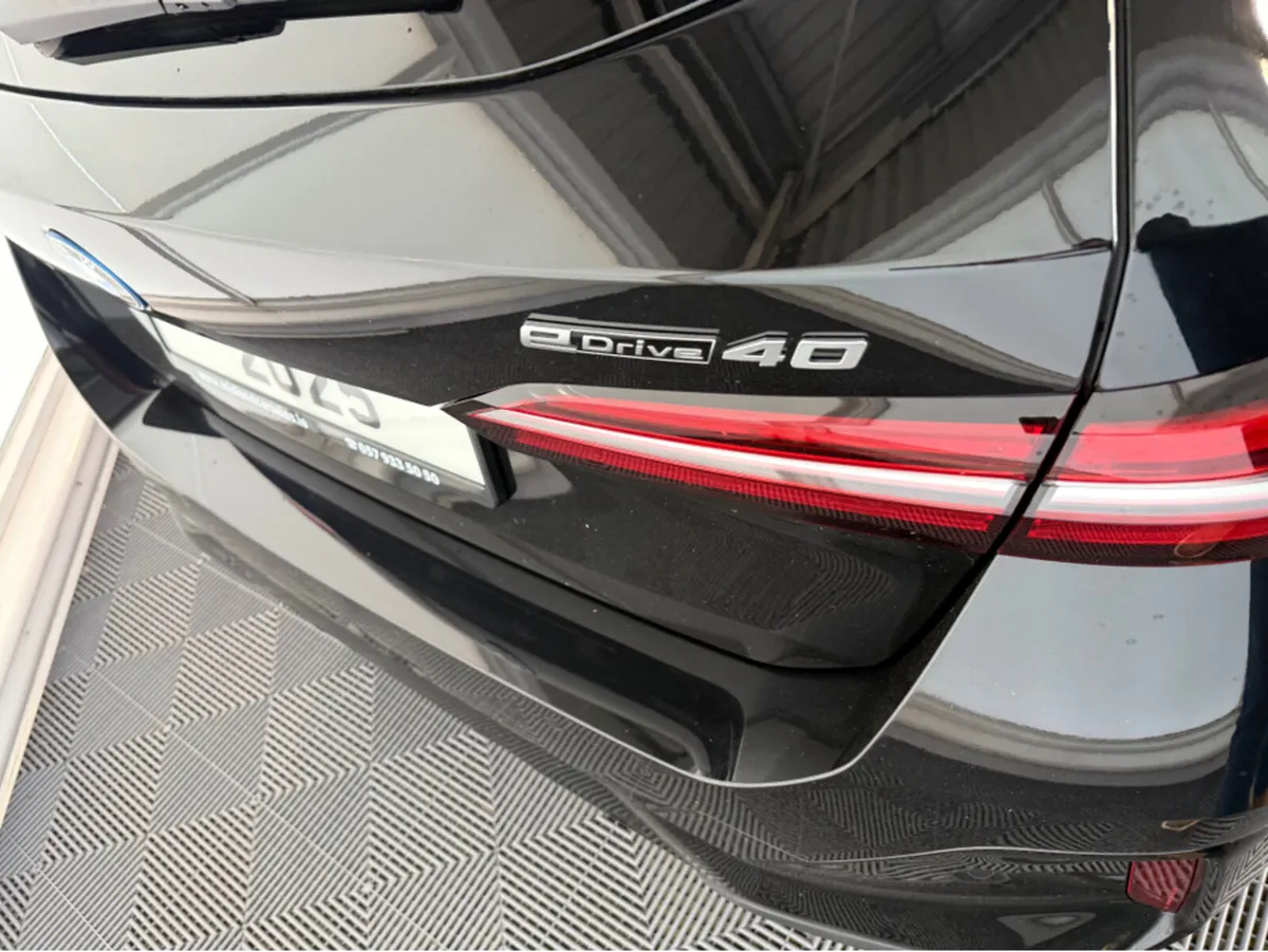 BMW i5 EDRIVE40 M SPORT - Image 3