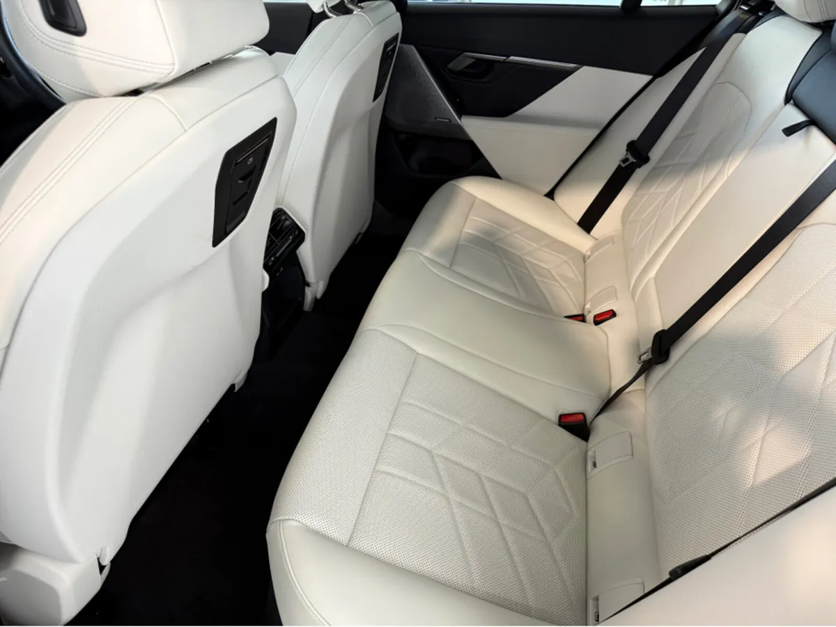 BMW i5 EDRIVE40 M SPORT - Image 4