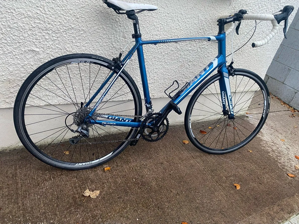 Giant defy 4 Large 700x25c wheels 22 inch - Image 2