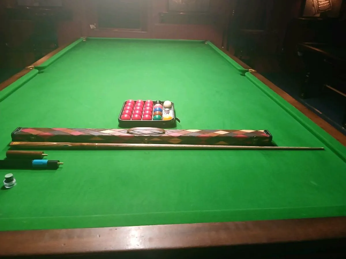 4 piece cue with case and Taom Chalk - Image 1