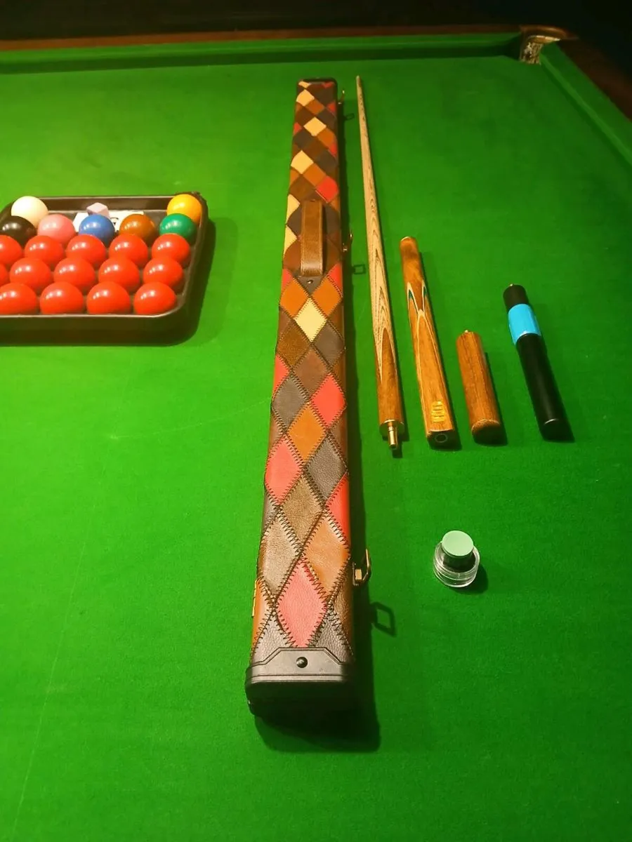 4 piece cue with case and Taom Chalk - Image 2