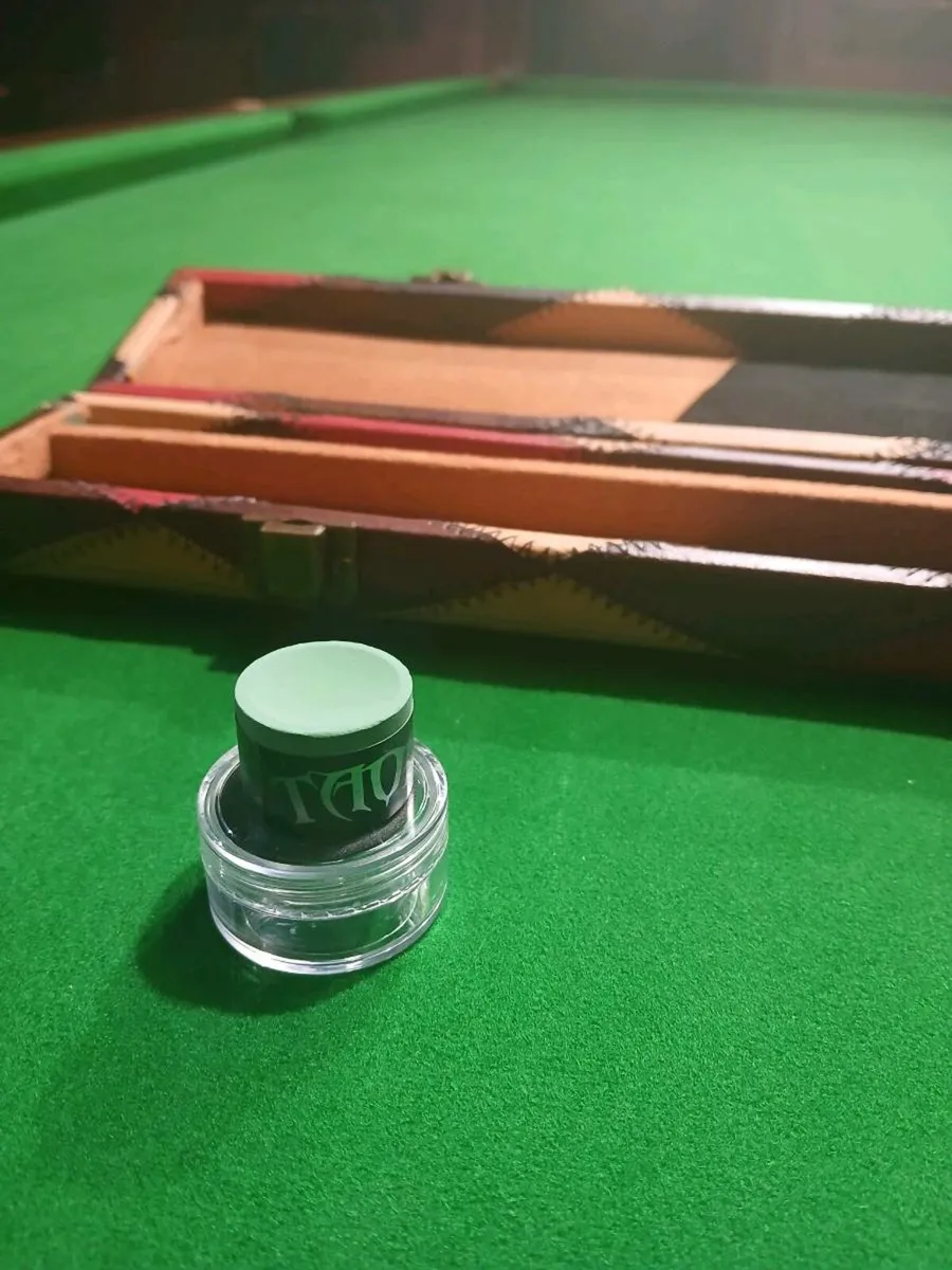 4 piece cue with case and Taom Chalk - Image 4