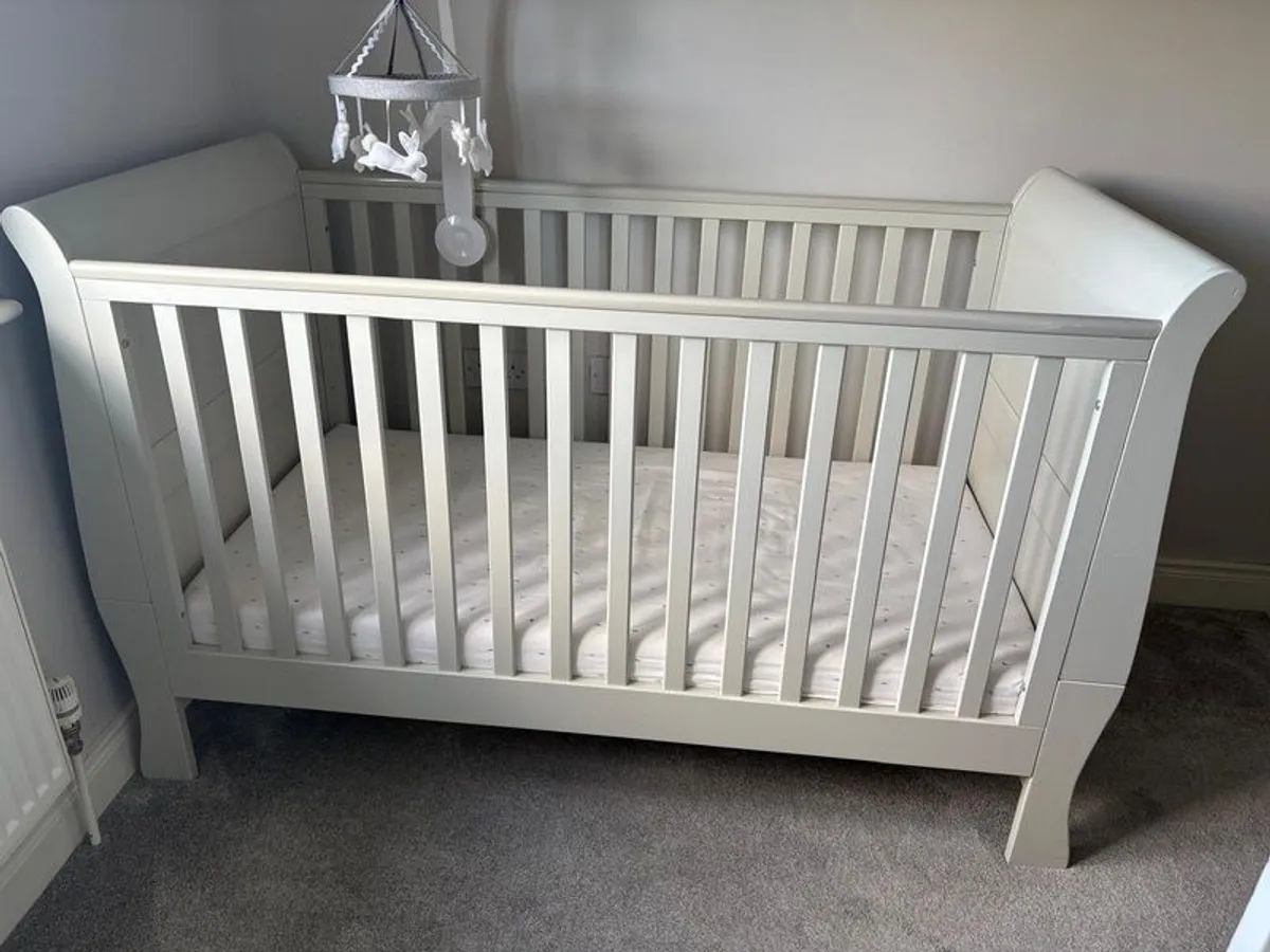 Baby's Cot - Image 1