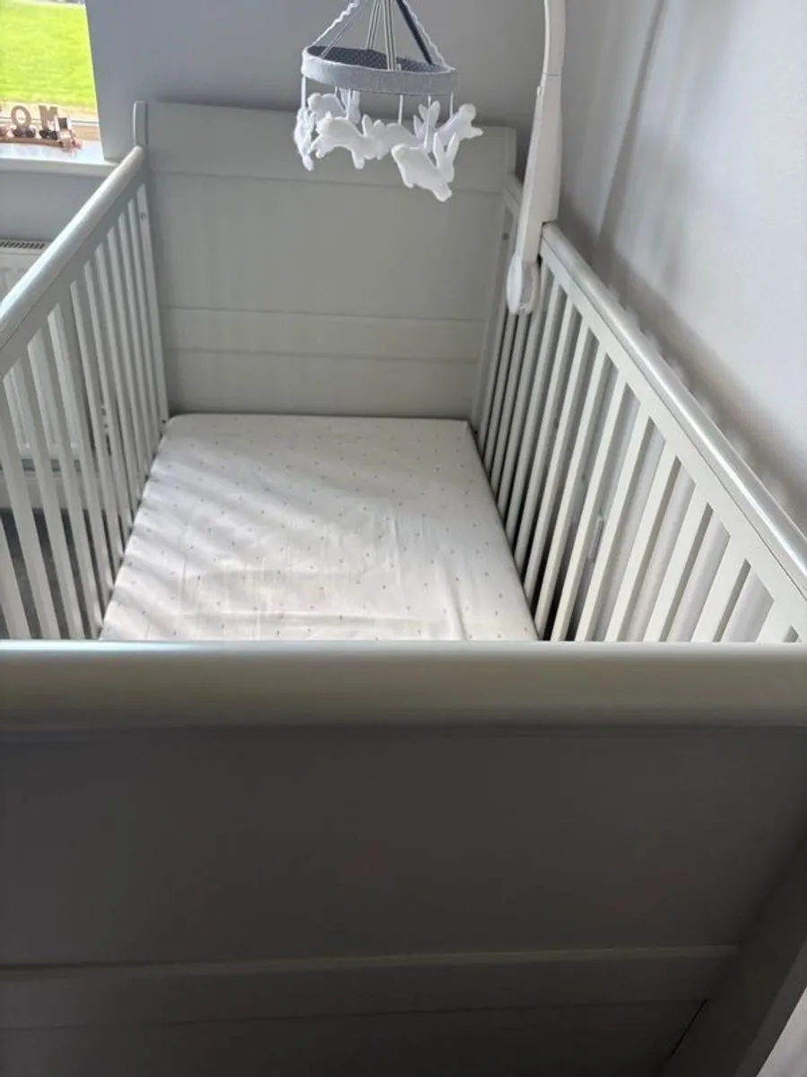 Baby's Cot - Image 2
