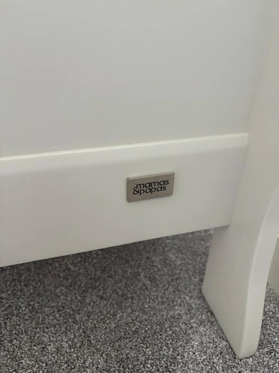Baby's Cot - Image 3