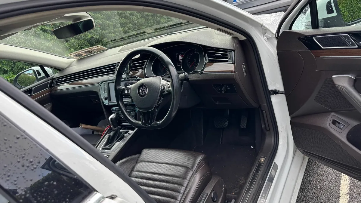 Volkswagen Passat 2015 - Image 2