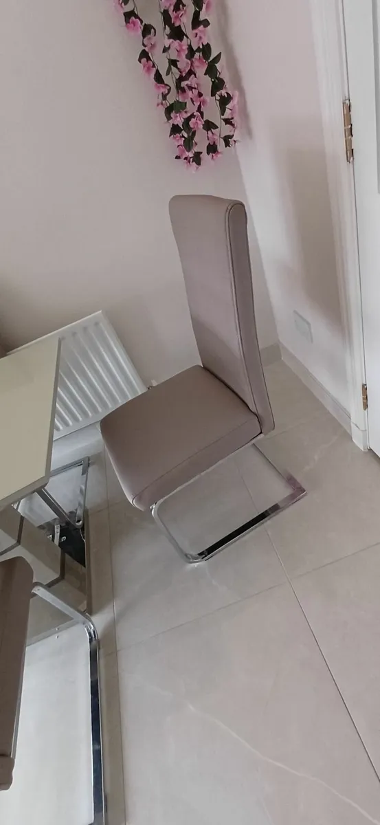 Extendable Dining Table and 6 Chairs - Image 3