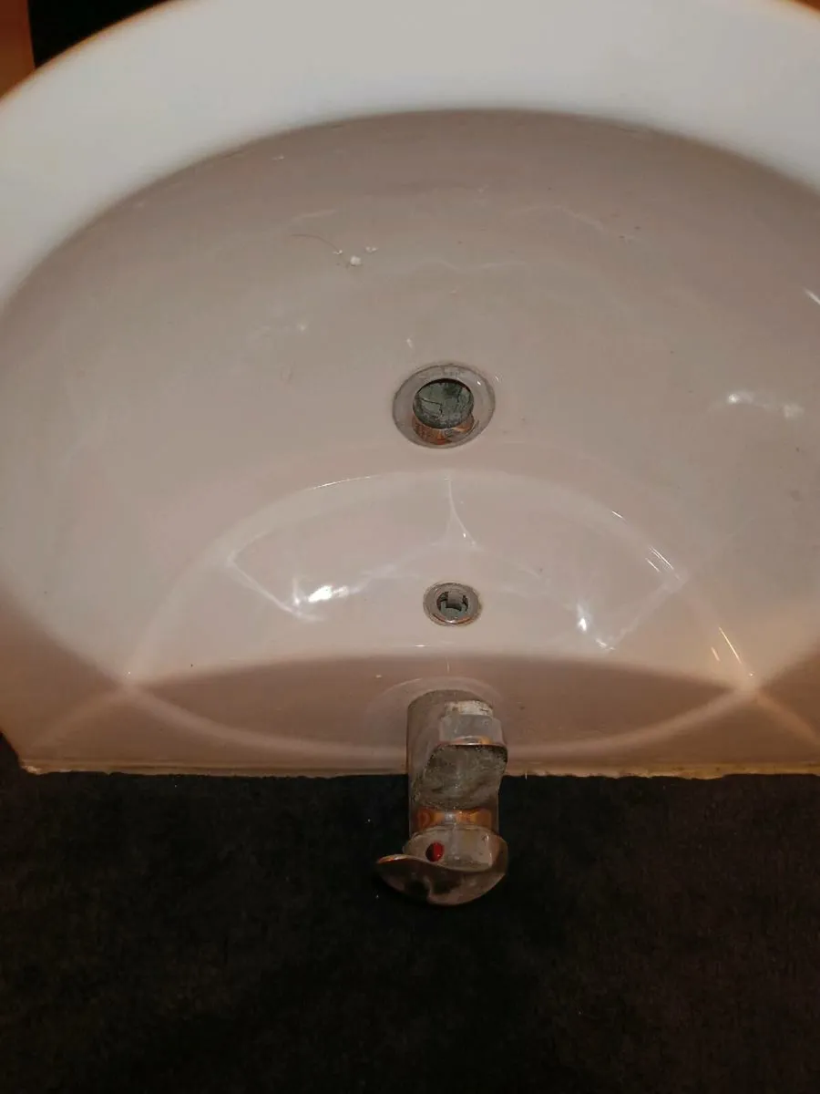 Round Basin & Pedestal - Image 1