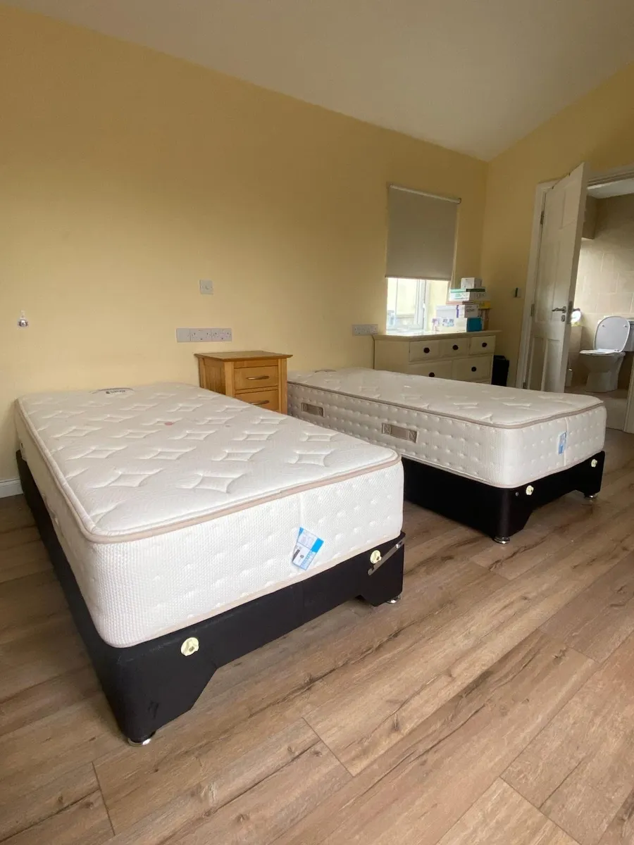 6 ft Zip and Link Bed Super K + Vespa mattresses - Image 1