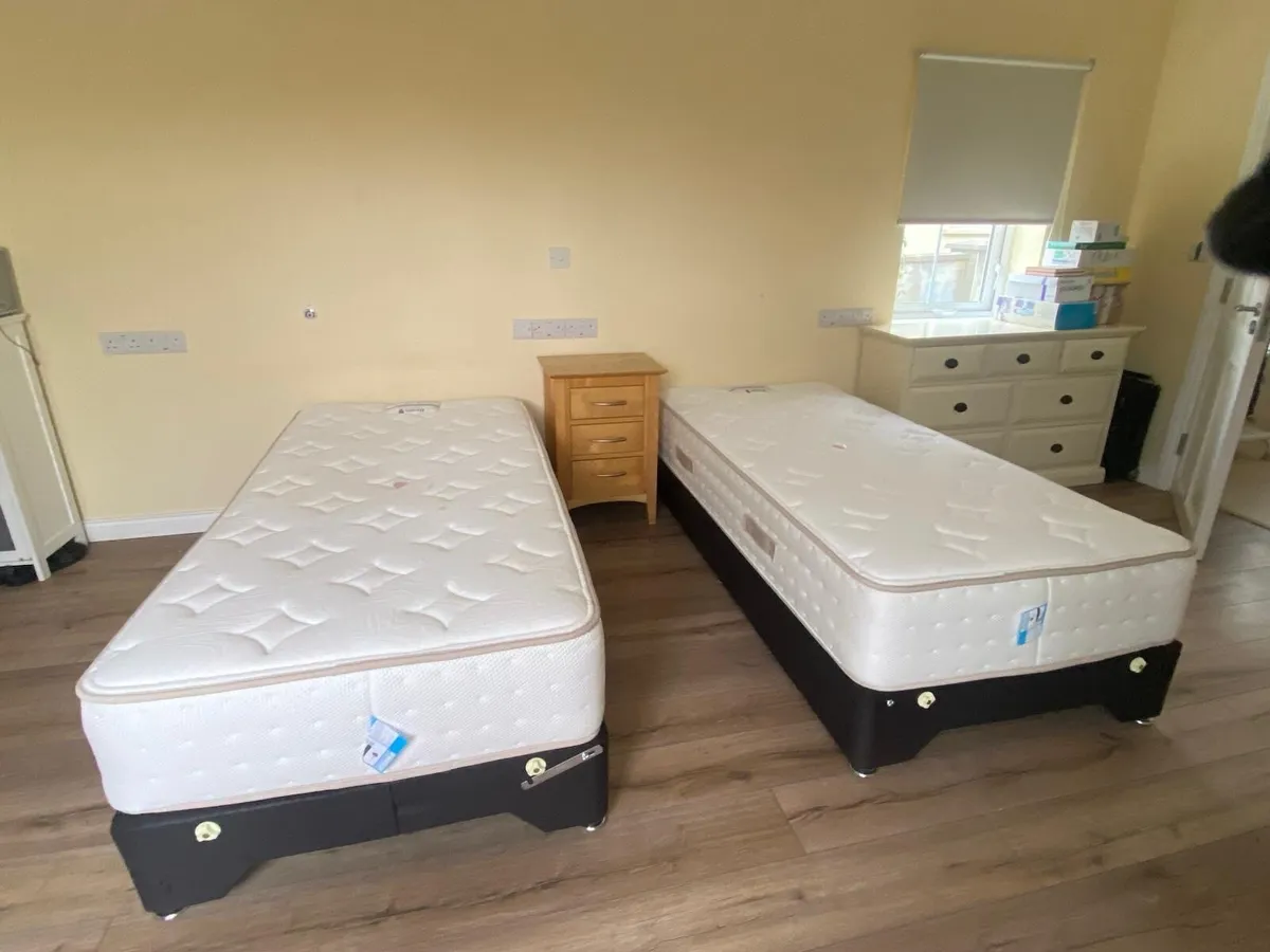 6 ft Zip and Link Bed Super K + Vespa mattresses - Image 2