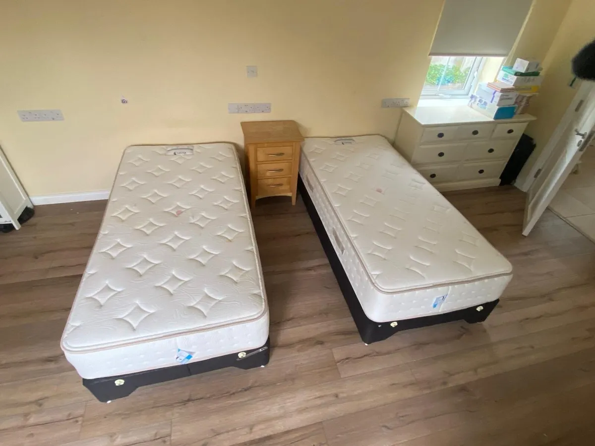 6 ft Zip and Link Bed Super K + Vespa mattresses - Image 3