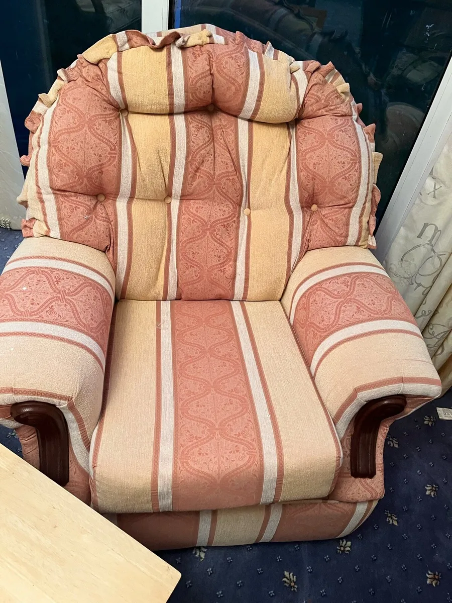 Sofa and two chairs - Image 3