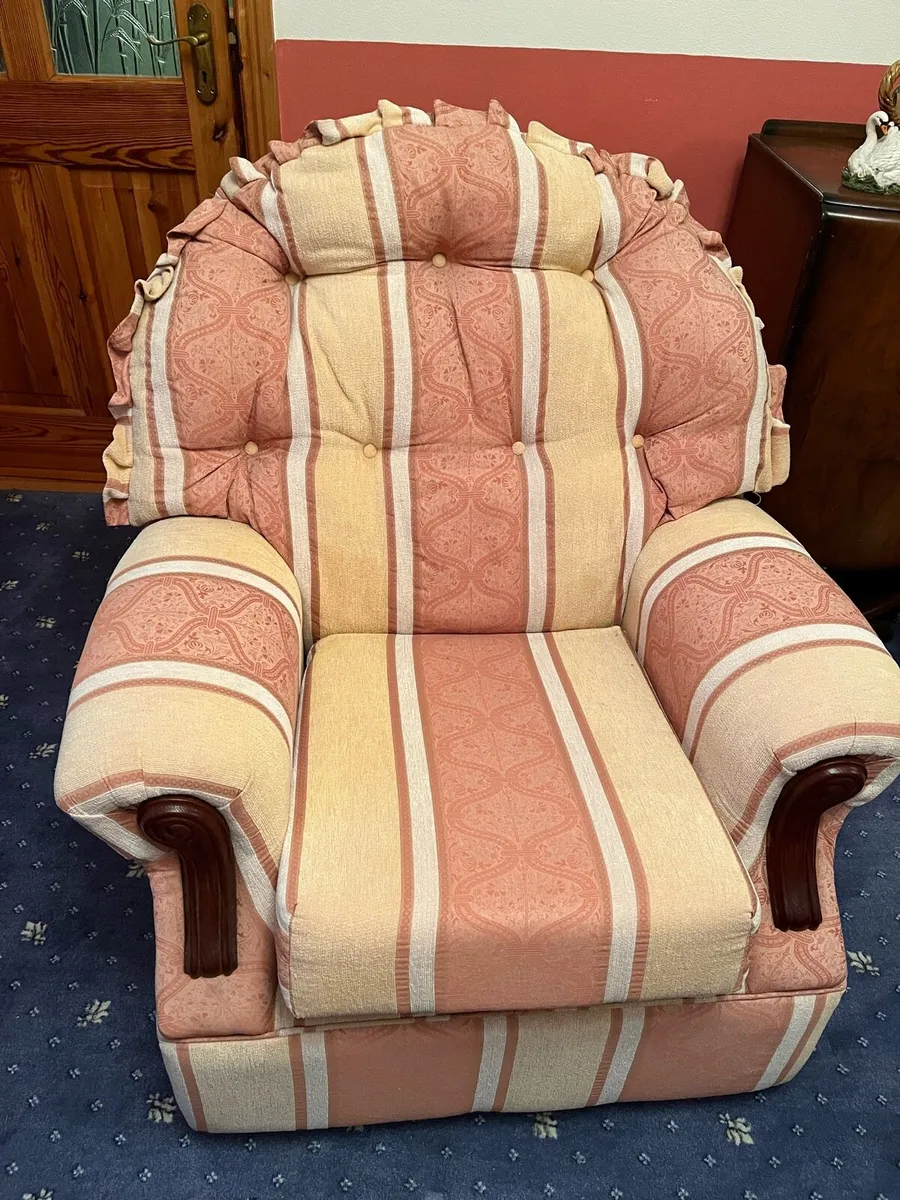 Sofa and two chairs - Image 4